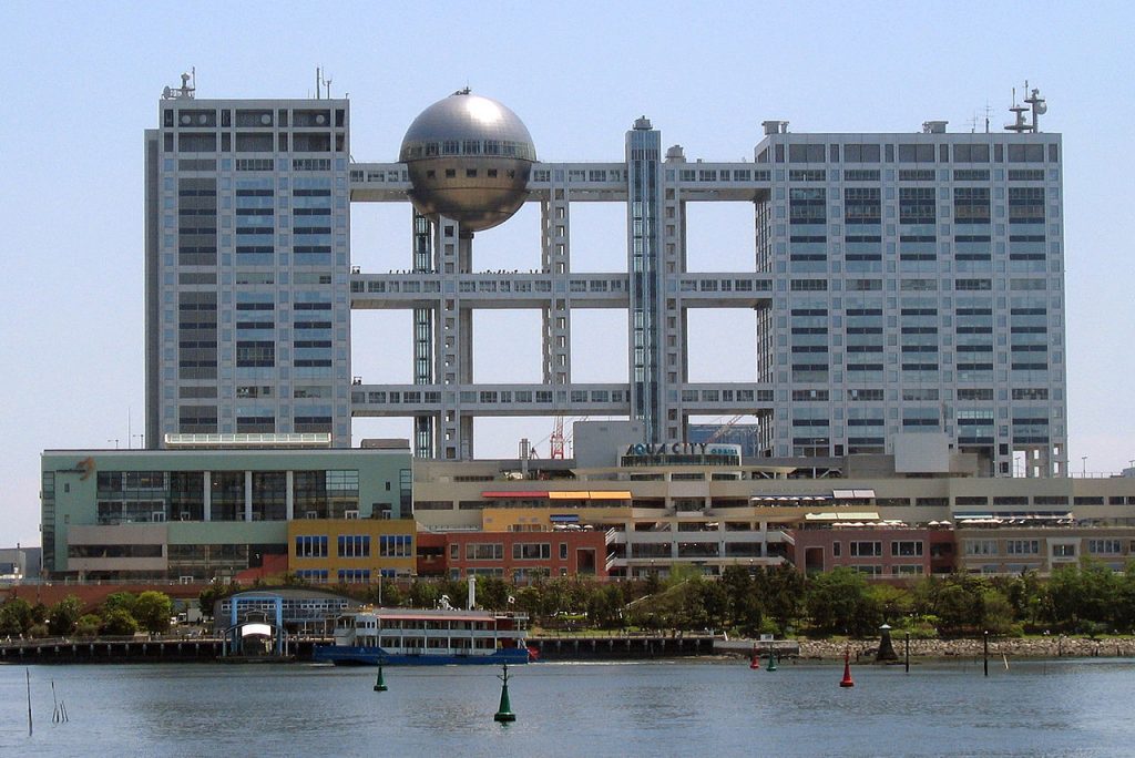 Corporate_headquarters_of_Fuji_TV_-_Kenzo_Tange_28129