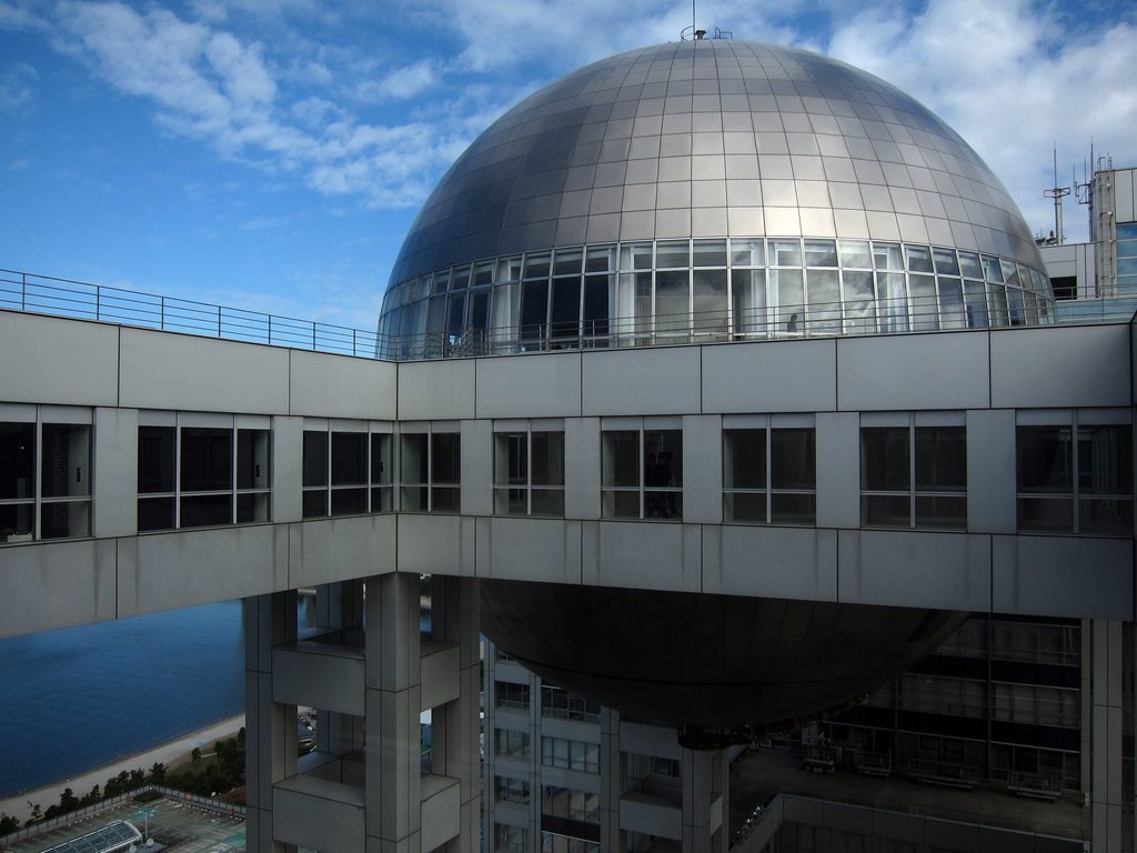 Corporate_headquarters_of_Fuji_TV_-_Kenzo_Tange_28429