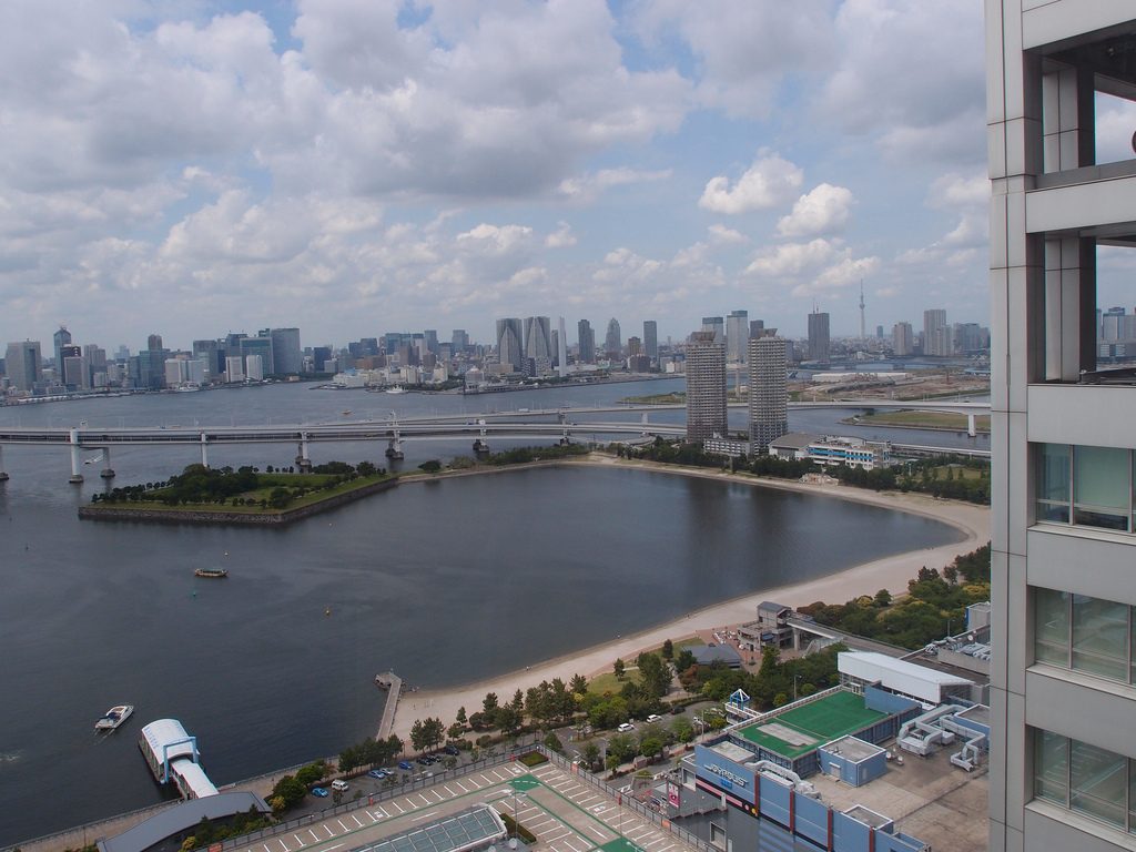 Corporate_headquarters_of_Fuji_TV_-_Kenzo_Tange_28529