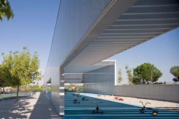 Ombrière et jardin pour les jeux d&rsquo;enfants. Boadilla del Monte